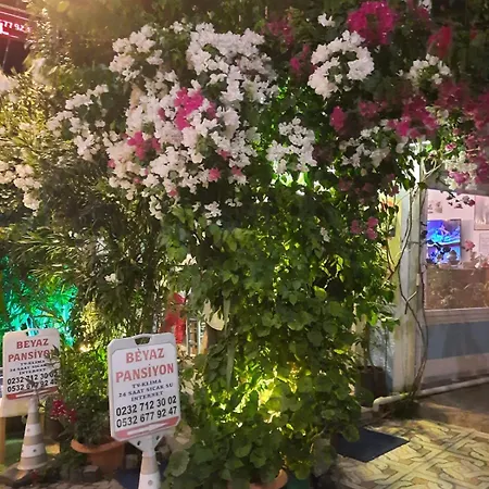 Beyaz Alloggio in famiglia Çeşme